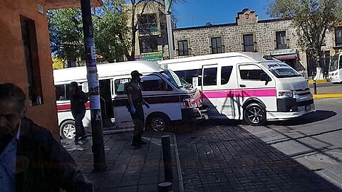 Combis del transporte público chocan frente a Plaza Carrillo, en Morelia