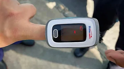 Es importante que cuente con un oxímetro de pulso, para así monitorear constantemente el nivel de oxígeno en las personas con el virus (Foto: cortesía)