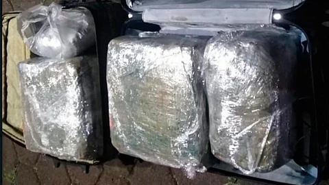 El hombre lleva dos maletas con tres paquetes de marihuana (Foto: Cortesía)