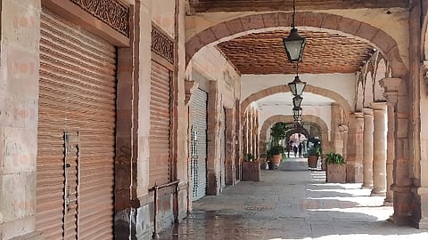 La mayoría de los establecimientos comerciales están cerrados (Foto: Sayra Casillas)