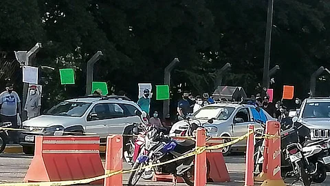 Al menos 50 maestros eventuales protestaron en el acceso principal del recinto para demandar el pago de salarios devengados, bonos pendientes y contratación de egresados normalistas (Foto: Aned Ayala)