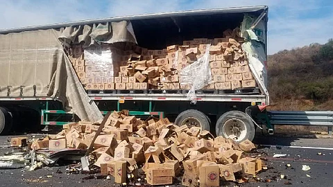 Tráiler que transportaba aguacate choca con uno de cerveza