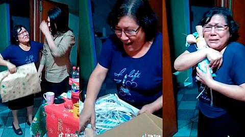 La mujer llora de gusto al recibir el muñeco (Fotogramas: TikTok)