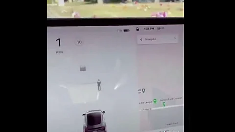 En el lugar donde se encontraba estacionado el automóvil sólo había lápidas (Foto: captura TW/ @ConspiracionESP)