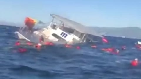 55 turistas y 5 personas de la tripulación fueron rescatadas (Foto FB: Squalo Vargas)