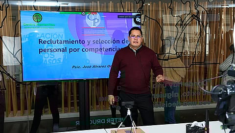 El especialista José Álvarez Ortiz, expuso la charla virtual “Reclutamiento y selección de personal por competencias” (Foto Cortesía)