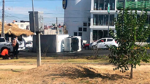 La unidad quedó atravesada sobre los carriles centrales (Foto: Marco Santoyo)