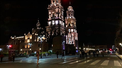 La medida restrictiva fue impuesta a finales del pasado mes de diciembre, por lo que se colocaron vallas metálicas en calles del primer cuadro de la ciudad (Foto: Marco Santoyo)