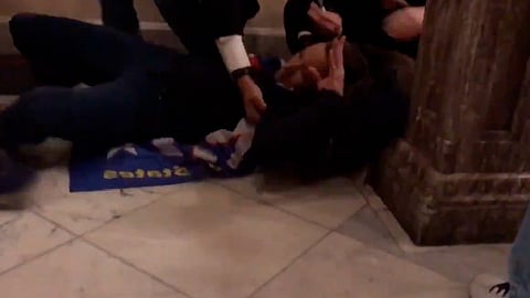 La fémina se encontraba con un grupo de opositores en el interior de la emblemática institución (Foto: captura TW/ @TaylerUSA)