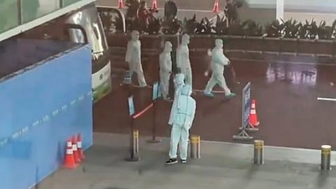 A su llegada fueron recibidos por personal ataviado en overoles y muy bien protegidos (Foto: captura de video/@RamyInocencio)