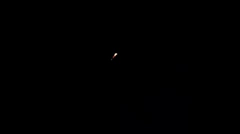 En los videos se ve la bola de fuego con cola que atraviesa el cielo (Fotograma Twitter: @eleglow_)