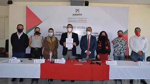 El presidente de la Comisión Estatal de Procesos Internos del PRI, Isrrael Abraham López Calderón, recibió la documentación de los aspirantes (Foto: cortesía)