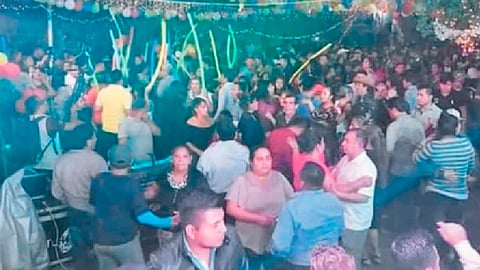 A la localidad fueron enviados equipo médico y de sanitización para controlar el brote de Covid-19 (Foto: Twitter/@metricasocial_)