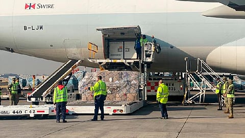 El vuelo proveniente de Hong Kong realizó una escala en Alaska y tuvo un retraso de cerca de dos horas (Foto TW: Marcelo Ebrard)