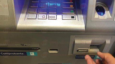 Hay delincuentes que ponen trampas en los cajeros automáticos para evitar que se le entregue el dinero o la tarjeta al usuario (Foto: Marco Santoyo)