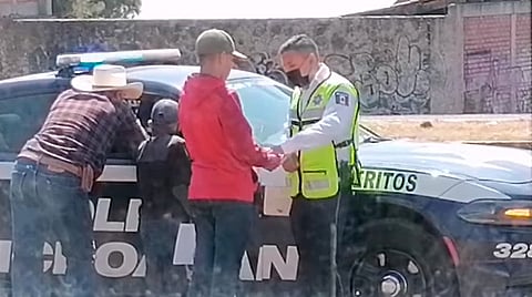 En el material se observa cómo un perito recibe de manos de un joven dinero (Foto: Captura de video)