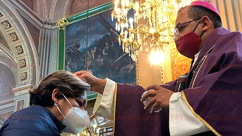 En un recorrido por MiMorelia.com, no se apreció la entrega tradicional de ceniza, pero si usted desea pude llevar un recipiente en que obtener un poco (Foto: Marco Santoyo)