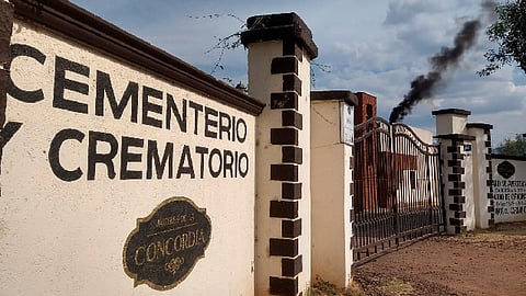 El humo negro que se veía en las chimeneas del crematorio es porque no pueden abrir las bolsas y queman los cuerpos con todo lo que llevan puesto (Foto: MiMorelia.com/Josimar Lara)