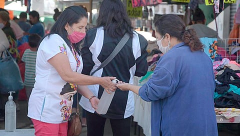 Además de la entrega de información, se mantiene la dotación de cubre bocas a personas que no lo portan (Foto Cortesía)