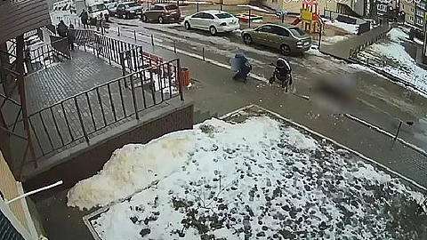 El accidente quedó registrado por las cámaras de seguridad del edificio (Fotograma: @tyk_tock)