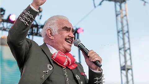 Hace algunos días salió a la luz un video en el que se le ve a "Chente" agarrando el seno de una fanática (Foto Facebook: Vicente Fernández)