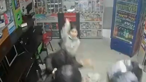 La madre de la menor recibió un balazo, pero no afectó a gravedad (Fotograma/@ELTIEMPO)