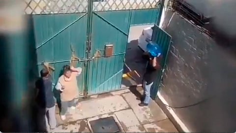 La señora intenta esquivar la agresión (Foto: captura de video/@azucenau)