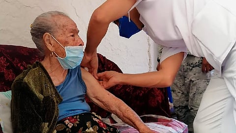 La vacunación en personas adultas mayores de zonas rurales es un acto de justicia social y equidad (Foto: cortesía)