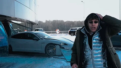 La versión del youtuber resulta inverosímil debido a que esta no sería la primera vez que destruye un automóvil de lujo (Foto: fotograma YouTube/ ЛИТВИН )