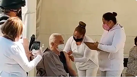 Avísale a tu mamá que el señor ya se vacunó para que ella también lo haga (Foto: captura de video/@Tu_IMSS)