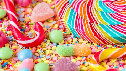 El consumo de alimentos altamente energéticos altera los circuitos neuronales, al igual que el consumo de drogas (Foto: freepik.es)