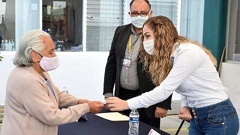 Durante la presente administración se entregaron más de cinco mil 500 credenciales hasta el momento (Foto: cortesía)