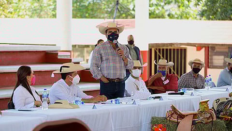 El gobernador inició los trabajos para la construcción de la primera etapa de la calle Peregrinos y supervisa avance de la plaza principal y presidencia municipal (Foto: Cortesía)