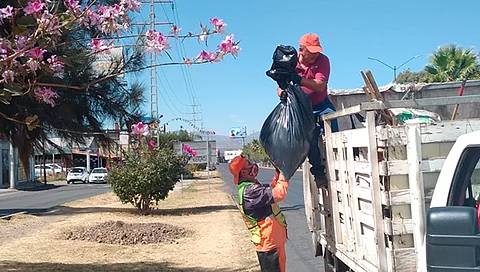 Realizaron barrido manual y recorridos a pie para retirar basura, llantas y material pétreo abandonado en la ruta (Foto Cortesía)
