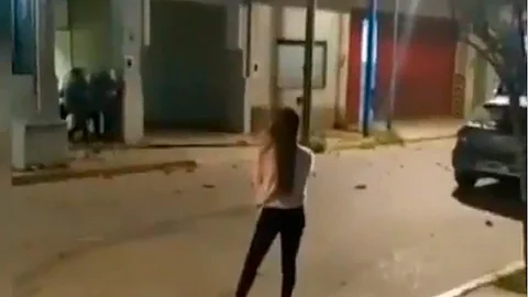 Civiles la auxiliaron y la retiraron del lugar herida (Fotos: captura de video/@ravichoni_sofia)