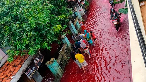 Aldea en Indonesia se inunda y se tiñe de rojo, esta es la razón