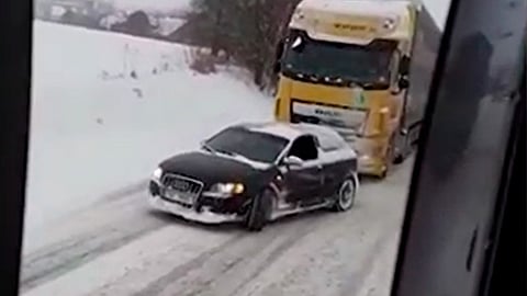 Audi remolca camión atrapado en la nieve durante tormenta