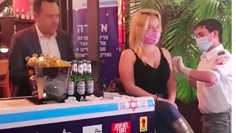El bar busca motivar a la población para que se vacune (Foto Facebook: TEL AVIV Medical Clinic)