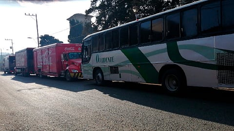 se registra un bloqueo por parte de comuneros sobre la carretera Jacona-Los Reyes (Foto: RED 113)