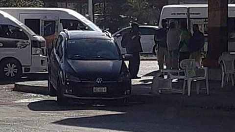 La persecución concluyó en la esquina de la avenida Reforma, donde se accidentó el perseguido (Foto: RED-113)