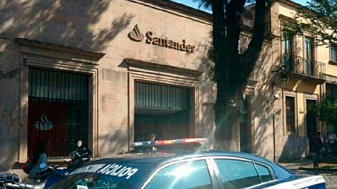 El asalto se dio en un Santander de avenida Madero (Foto: RED 113)