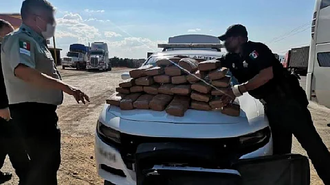 Hallan 35 kilos de marihuana en maletas en un autobús, en Michoacán