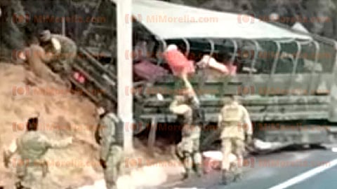 El camión de la Sedena colisionó contra un objeto fijo y luego acabó fuera de la cinta asfáltica (Foto: RED-113)