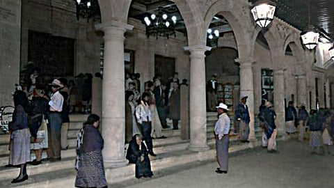 El conocido Cine Colonial que abrió sus puertas hasta 1952 y conservó su facha exterior de la época virreinal (Foto FB: Javier Magdaleno)