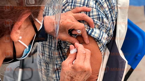 8 mil 495 adultos mayores de 60 años recibieron el pasado sábado la primera dosis de vacuna contra el Covid-19 en Morelia (Foto: Marco Santoyo)