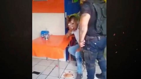 En un video que circula en Internet, se ve al agredido sentado junto a la mesa de un establecimiento y los policías se acercan a él y le limpian la sangre (Foto: captura FB/ Guardia Nocturna)