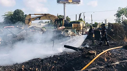 Incendio consume automóviles en el municipio de Lázaro Cárdenas