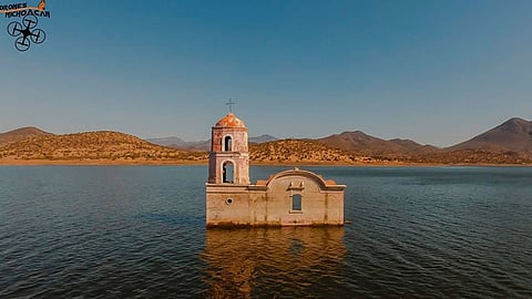 La iglesia de San Pedro Apóstol se localiza en Churumuco (Foto Twitter: @webcamsdemexico)