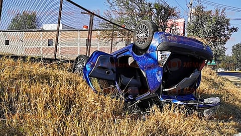 Vuelca automóvil al oriente de Morelia; hay una mujer lesionada