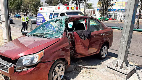 Joven se brinca camellón en su auto y se va contra un poste, en Morelia